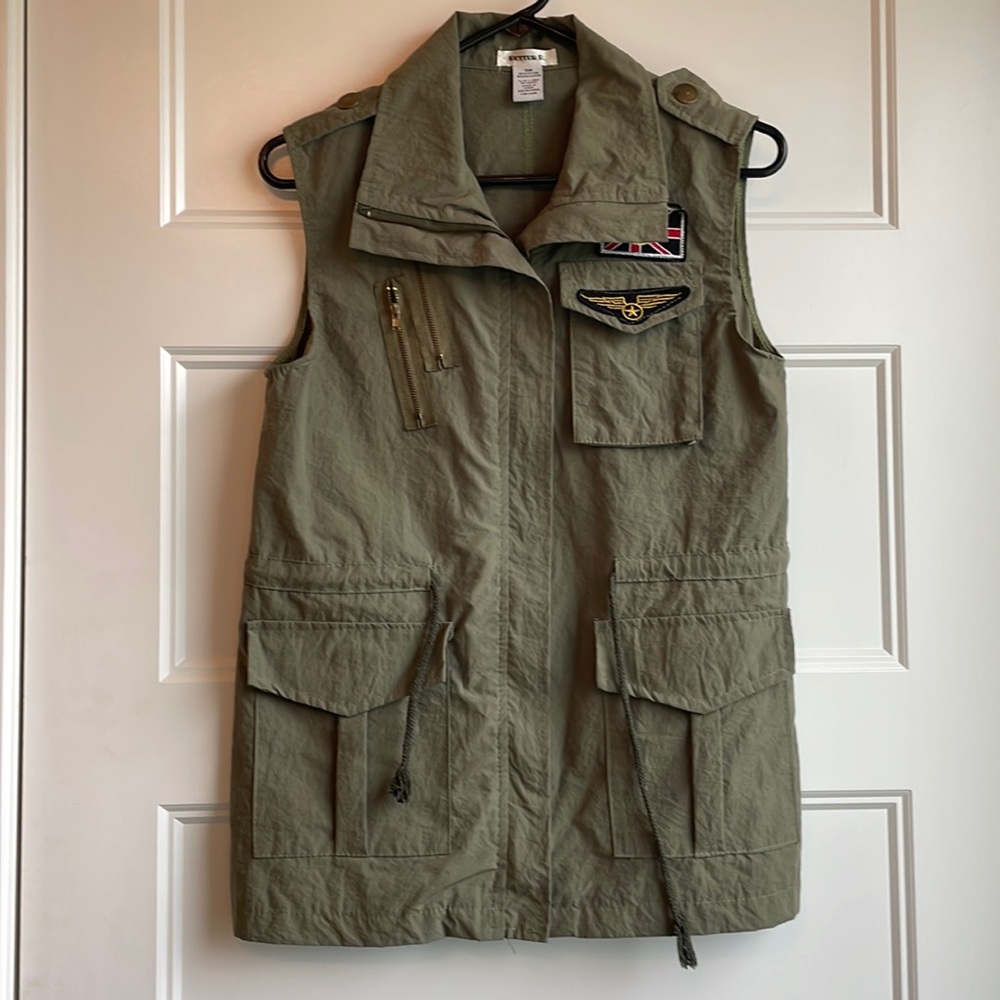 Women’s Olive Green Military Style Vest with Pockets Patches Zippers Size Small